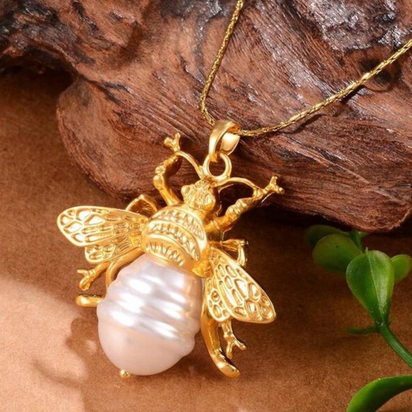 Pearl Abdomen Bee~ Striated Rippled Tomenta Bumblebee Honeybee 3D Steel Necklace - Picture 1 of 13